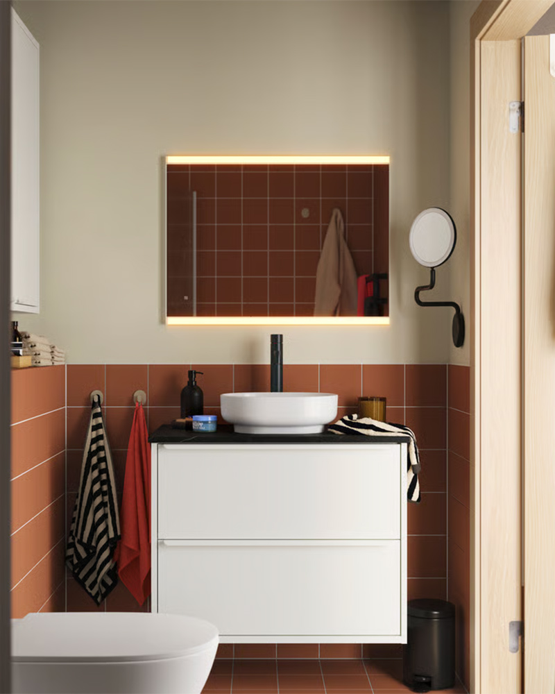 Petite salle d'eau en solo au style design, équipée d'un meuble lavabo Havbäck, IKEA Petite salle d'eau en solo au style design, équipée d'un meuble lavabo Havbäck, IKEA