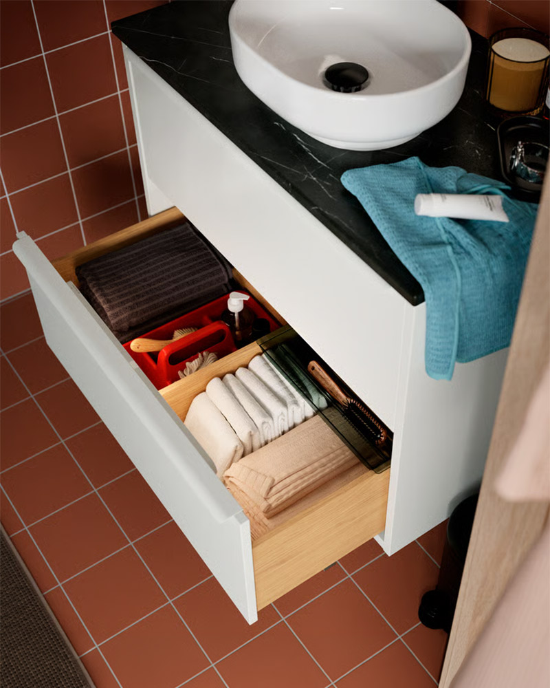 Petite salle d'eau en solo au style design, équipée d'un meuble lavabo Havbäck, IKEA Petite salle d'eau en solo au style design, équipée d'un meuble lavabo Havbäck, IKEA