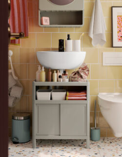 catalogue-ikea_petite salle de bains optimisee avec un meuble sous vasque_1