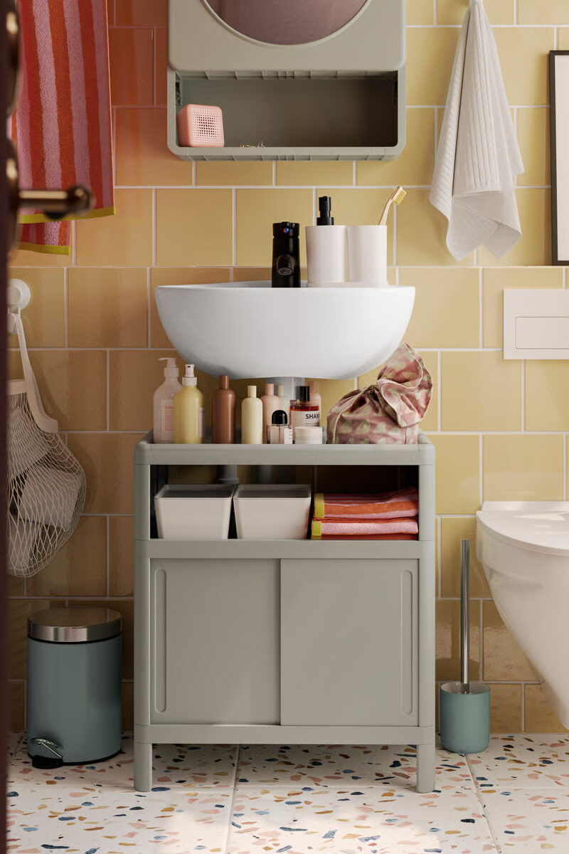 catalogue-ikea_petite salle de bains optimisee avec un meuble sous vasque_1