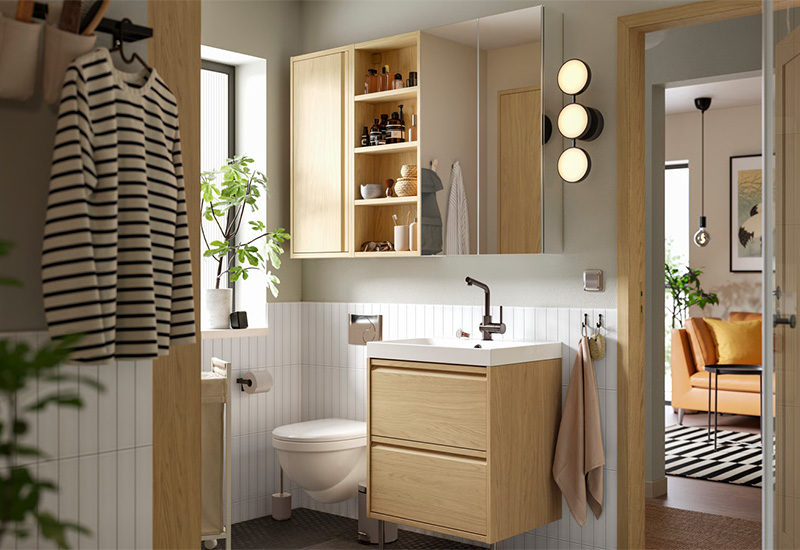Salle de bains familiale de style IKEA, équipée avec la collection de meubles motif chêne clair, Ängsjön / Backsjön Salle de bains familiale de style IKEA, équipée avec la collection de meubles motif chêne clair, Ängsjön / Backsjön