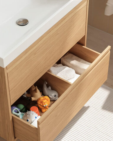 Salle de bains familiale de style IKEA, équipée avec la collection de meubles motif chêne clair, Ängsjön / Backsjön Salle de bains familiale de style IKEA, équipée avec la collection de meubles motif chêne clair, Ängsjön / Backsjön
