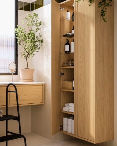 Salle de bains familiale de style IKEA, équipée avec la collection de meubles motif chêne clair, Ängsjön / Backsjön Salle de bains familiale de style IKEA, équipée avec la collection de meubles motif chêne clair, Ängsjön / Backsjön