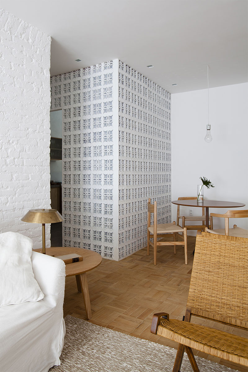 Une cuisine séparée du reste de l'appartement en claustra blanc