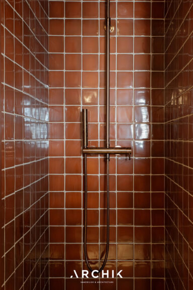 La douche réalisée en faïence 10x10 brillante, terracotta La douche réalisée en faïence 10x10 brillante, terracotta