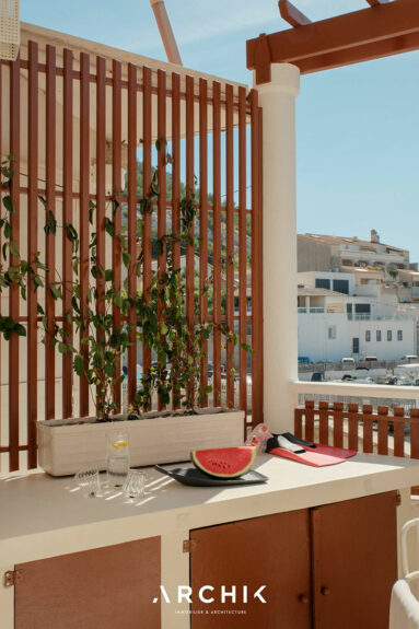La cuisine extérieure, installée sur la terrasse La cuisine extérieure, installée sur la terrasse