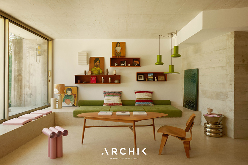 Le séjour ouvrant sur le jardin, avec sa banquette maçonnées et ses nombreux objets design Le séjour ouvrant sur le jardin, avec sa banquette maçonnées et ses nombreux objets design
