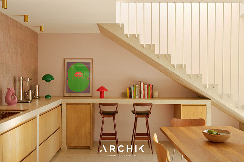 La cuisine ouverte sur le séjour qui se cale sous l'escalier de style minimaliste La cuisine ouverte sur le séjour qui se cale sous l'escalier de style minimaliste