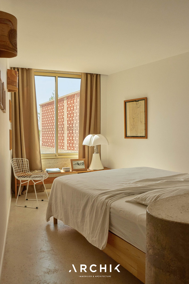 La chambre de style brutaliste et minimaliste La chambre de style brutaliste et minimaliste