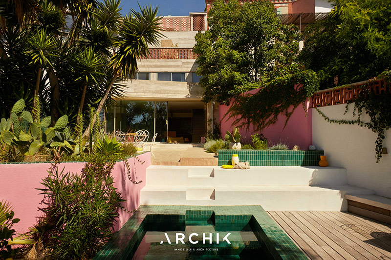 Un jardin en escalier avec sa piscine, qui joue des couleurs et des matières Un jardin en escalier avec sa piscine, qui joue des couleurs et des matières