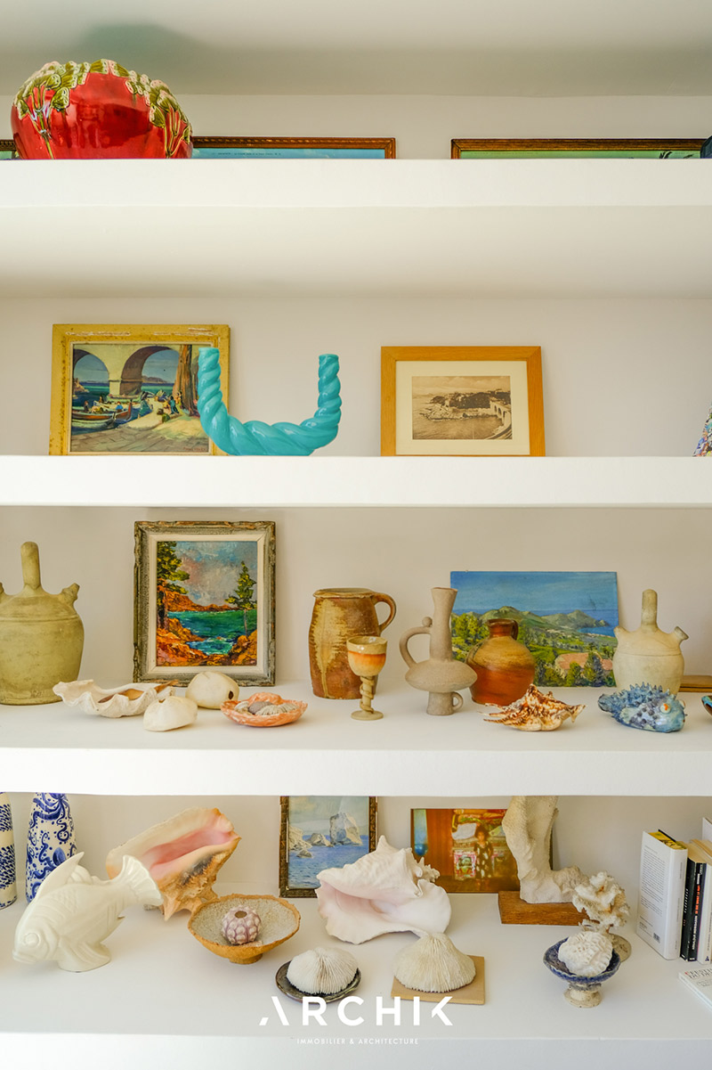 Collection d'objets rétro, chinés sur les brocantes du sud de la France Collection d'objets rétro, chinés sur les brocantes du sud de la France, mis en scène dans des étagères maçonnées