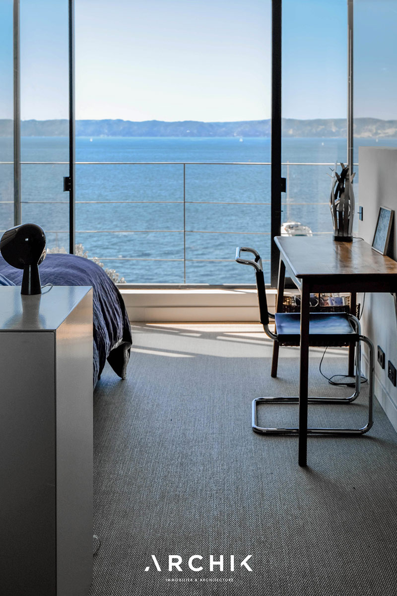 Le coin bureau dans la chambre, donnant sur la mer Le coin bureau dans la chambre, donnant sur la mer