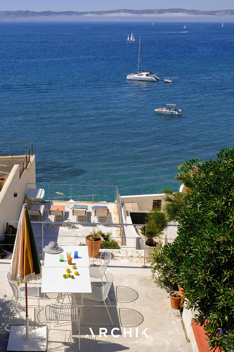 Vue extérieure de la maison, avec ses aménagements en escalier qui se composent de 4 terrasses Vue extérieure de la maison, avec ses aménagements en escalier qui se composent de 4 terrasses