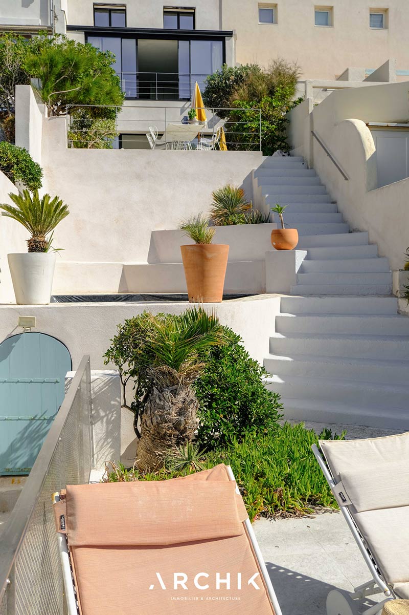Vue extérieure de la maison, avec ses aménagements en escalier qui se composent de 4 terrasses Vue extérieure de la maison, avec ses aménagements en escalier qui se composent de 4 terrasses