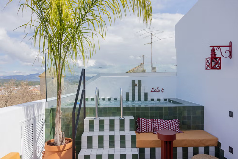 Une petite piscine aménagée sur le toit terrasse de l'hôtel Lola 4 à Cordoue Une petite piscine aménagée sur le toit terrasse de l'hôtel Lola 4 à Cordoue