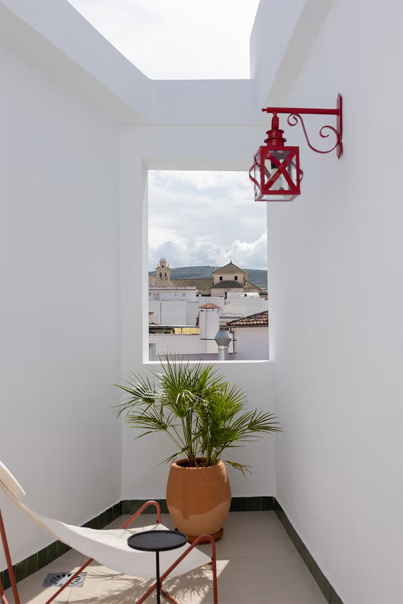 Les ouvertures sur le toit-terrasse de l'hôtel Lola 4 à Cordoue qui laisse entrevoir la vieille ville Les ouvertures sur le toit-terrasse de l'hôtel Lola 4 à Cordoue qui laisse entrevoir la vieille ville