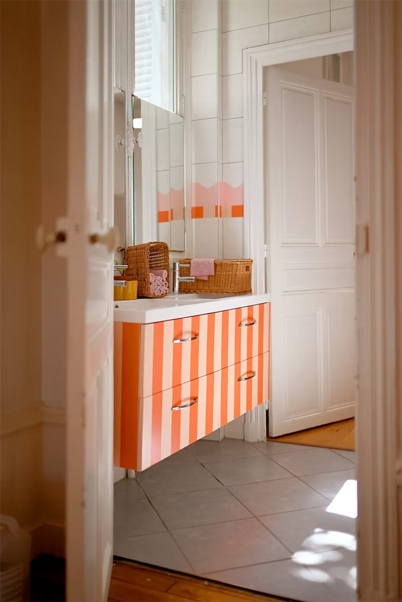 Meuble de vasque de salle de bains IKEA, relookée avec des stickers à rayures orange par @margueriteetjorge Meuble de vasque de salle de bains IKEA, relookée avec des stickers à rayures orange par @margueriteetjorge