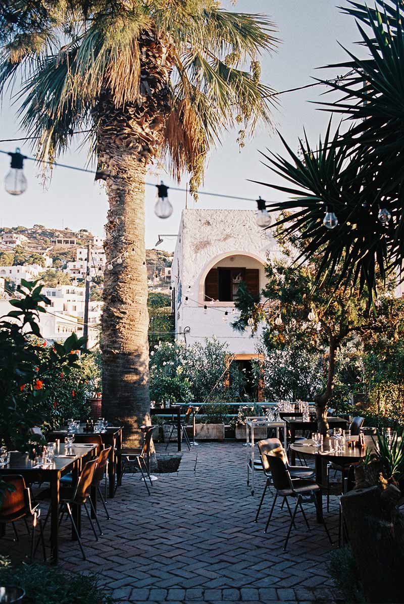 La terrasse du restaurant de l'hôtel Sunset Patmos, géré par Wine Is Fine