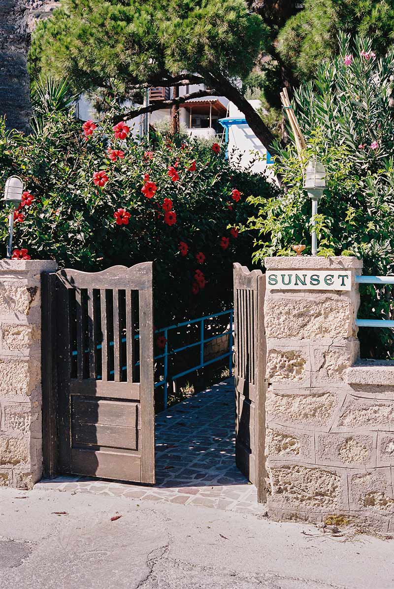L'entrée de l'hôtel Sunset à Patmos, dans le jus