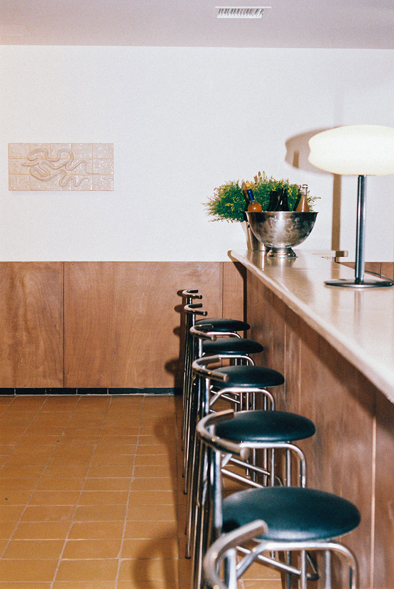 Le bar de l'hôtel, dans un esprit des années 80 retrouvé