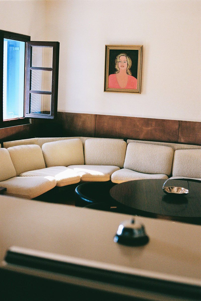 Le lobbying de l'hôtel avec sa banquette vintage en velours côtelé beige