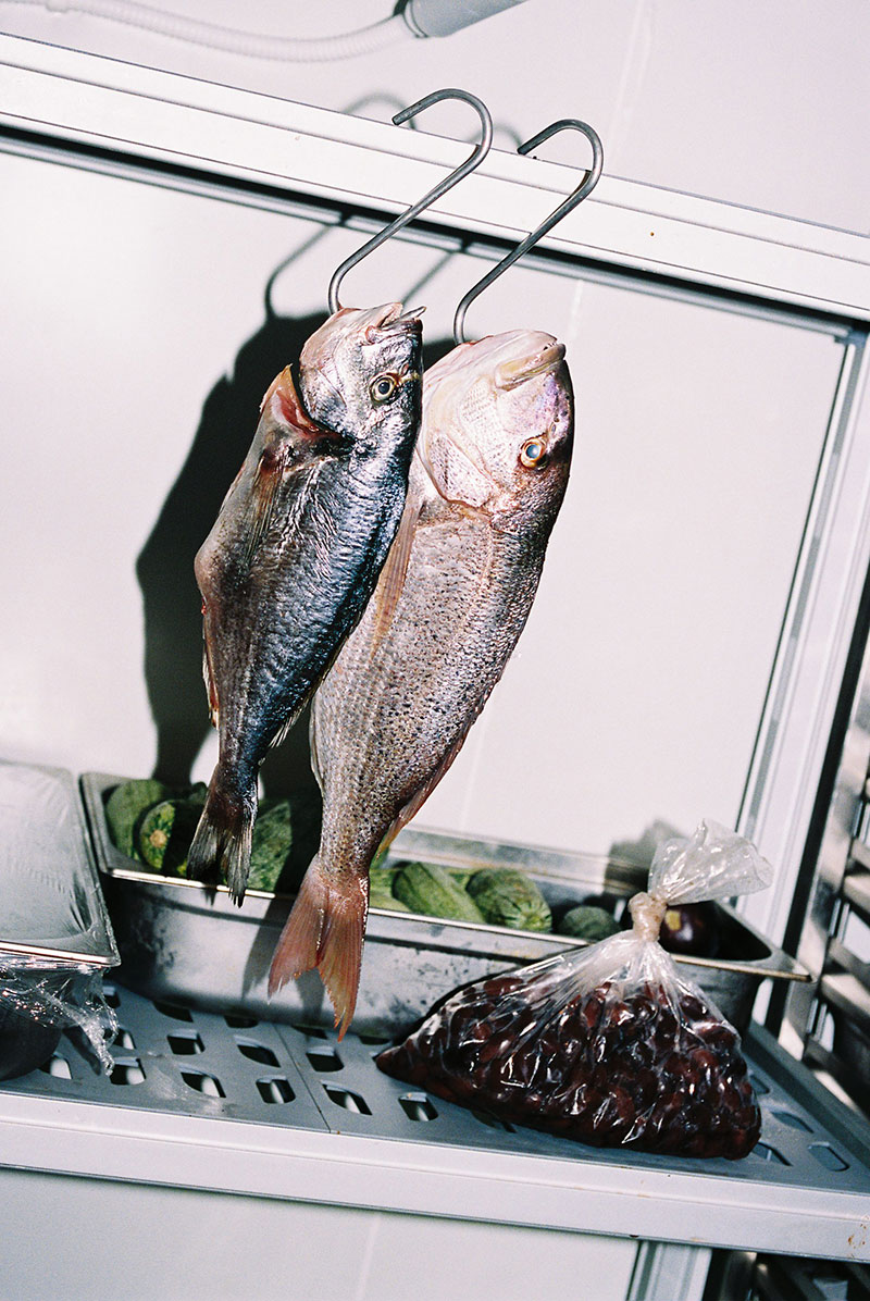 La cuisine du restaurant et ses produits frais, locaux