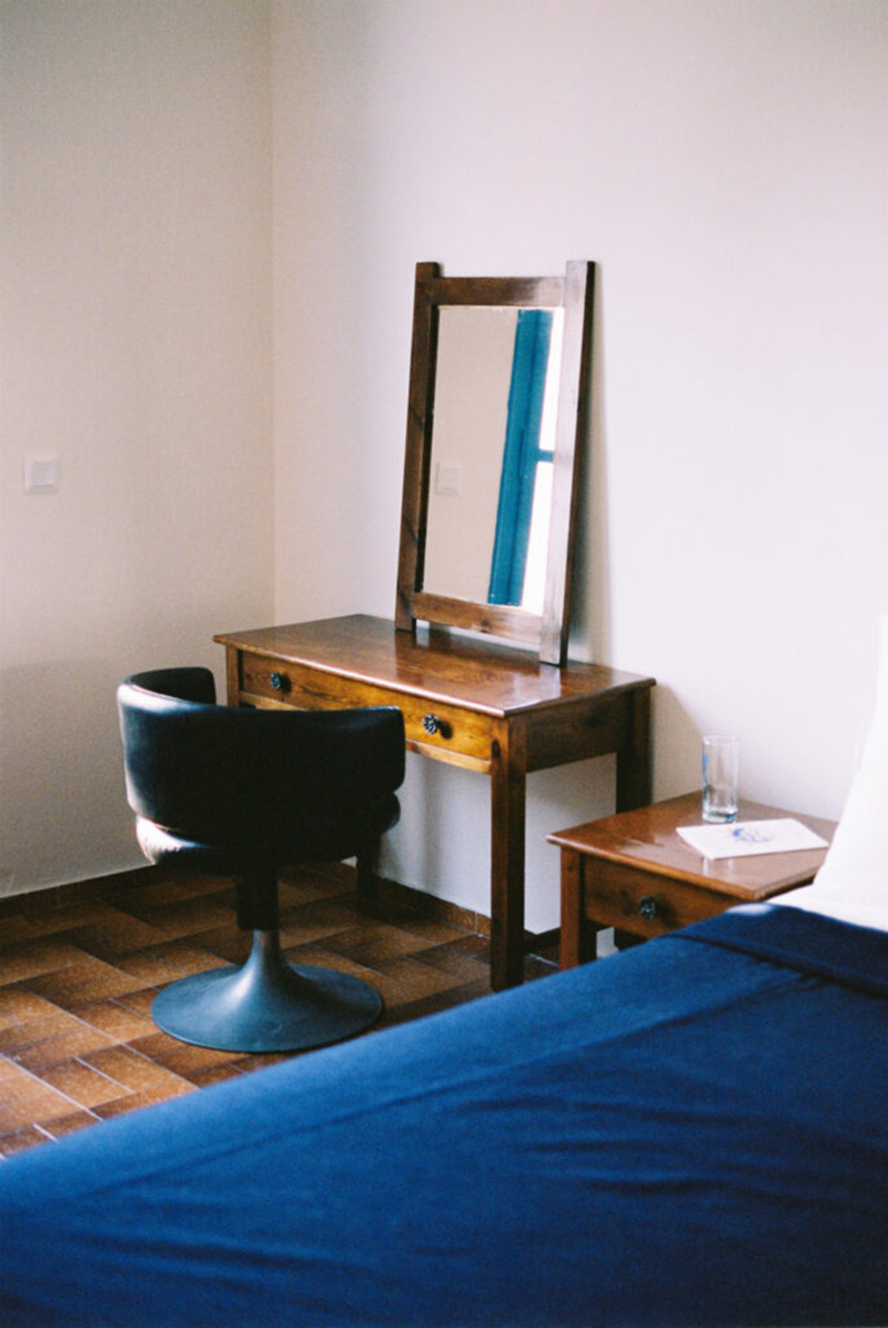 Mobilier chiné vintage pour les chambres de l'hôtel