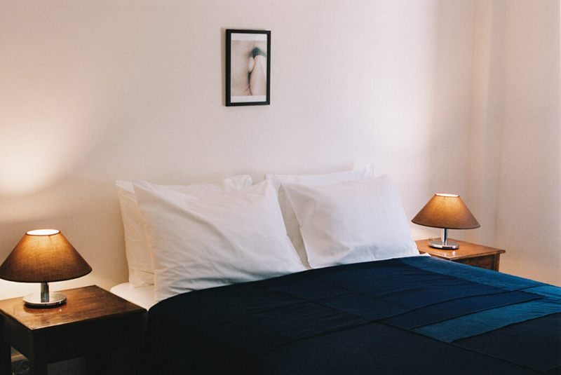 Une chambre minimaliste, teintée d'esprit des années 80