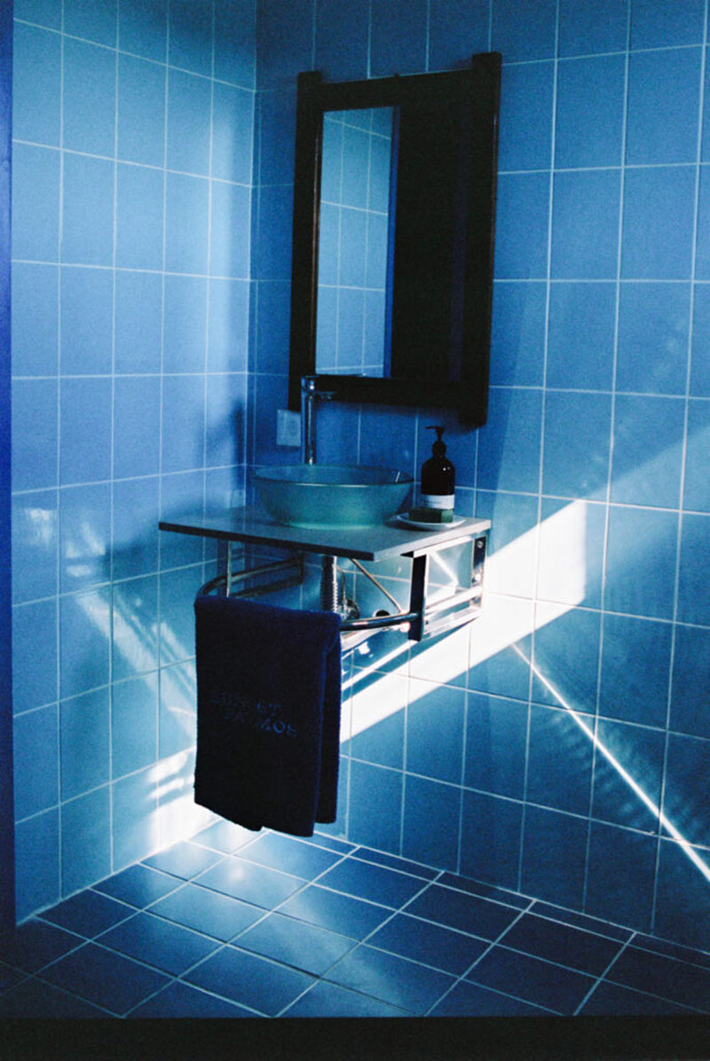 Une salle de bains monochrome bleue