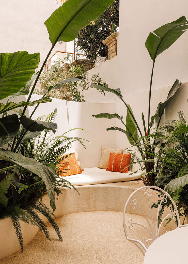 Un coin banquette maçonnée, intégrée avec les bacs recevant les plantes tropicales Un coin banquette maçonnée, intégrée avec les bacs recevant les plantes tropicales