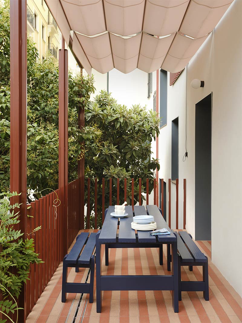 Le balcon et son coin repas qui joue sur le côté graphique des carrelages et le mobilier design Hay coloré Le balcon et son coin repas qui joue sur le côté graphique des carrelages et le mobilier design Hay coloré