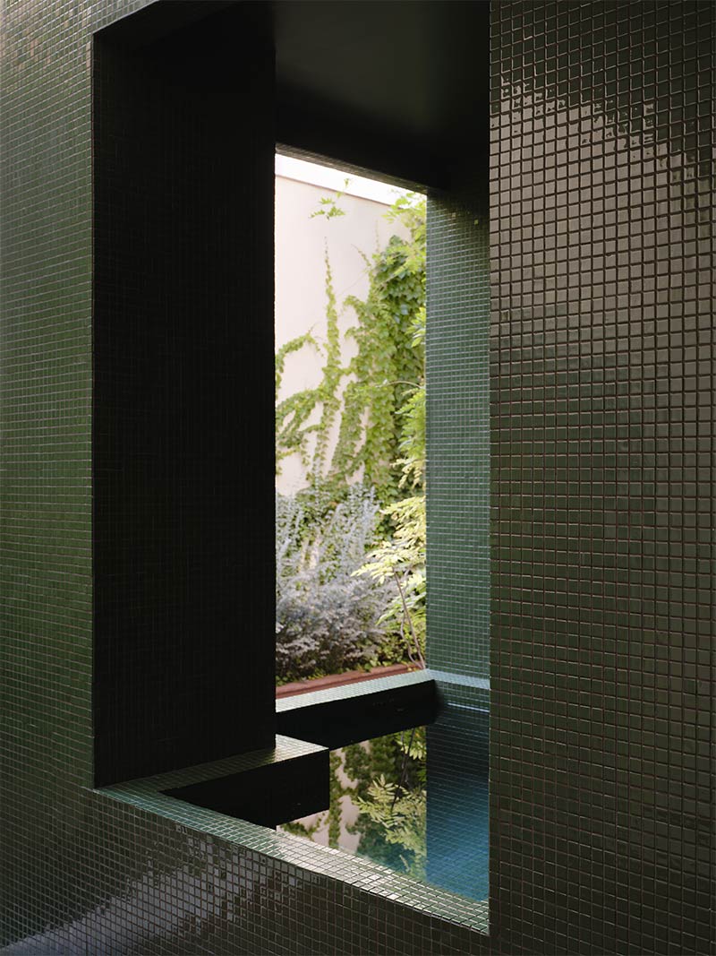La piscine intégrée dans l'architecture de la maison, recouverte de carrelage mosaïque vert La piscine intégrée dans l'architecture de la maison, recouverte de carrelage mosaïque vert