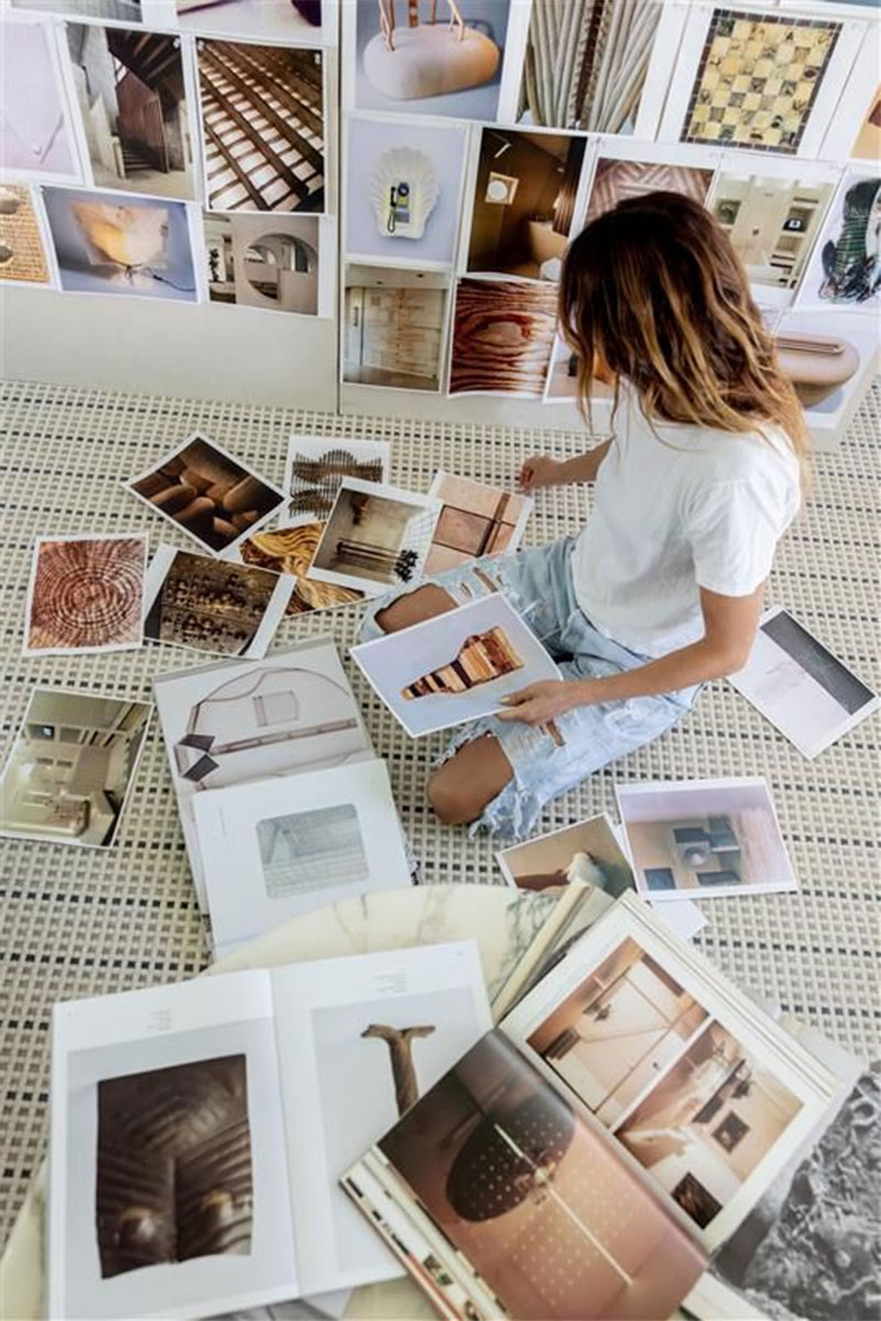 L'architecte d'intérieur Kelly Wearstler en train de faire des recherches pour un projet d'amanégament intérieur