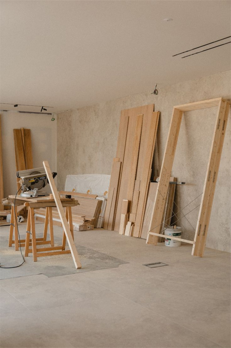 Travaux de menuiserie pour un aménagement intérieur en cours