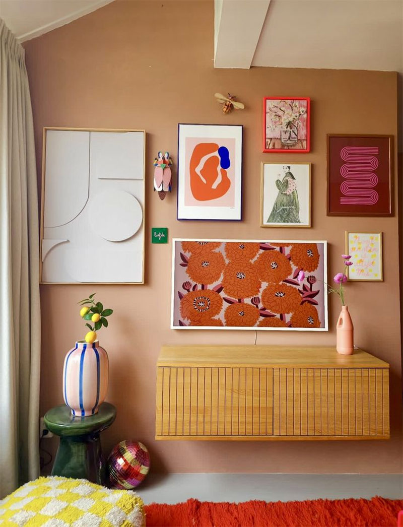 On adore ce mur de cadres qui mélange posters encadrés, œuvres d'art et objet sculpture de @mevrouwstyling, placé au-dessus d'une commode suspendue.