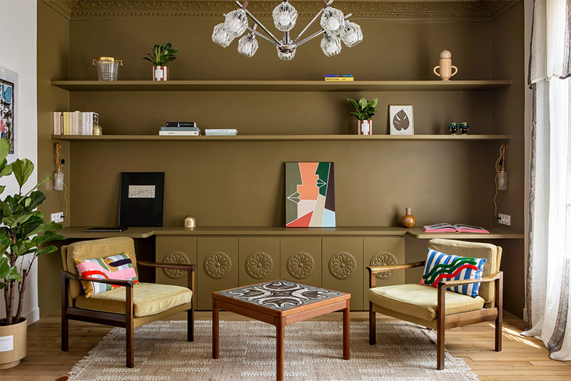 Dans cet appartement, Lucie Socrate a décidé de peindre la bibliothèque sur-mesure en vert pour la mettre en valeur et créer comme une pièce dans la pièce.