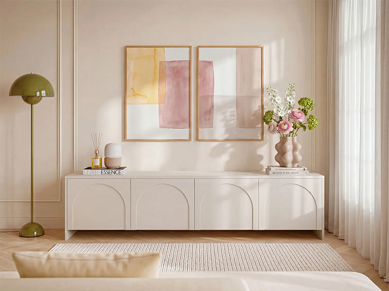 Meuble TV beige à 4 portes NALYRA de Maison Céphy, exposé devant un mur beige avec des objets de décoration design et colorés.