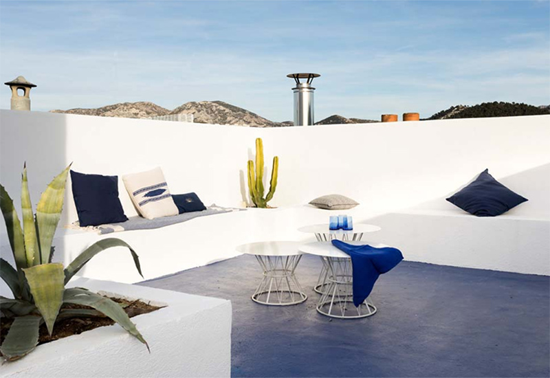 Une terrasse sur le toit en bleu et blanc à Marseille, rénovée par Archik Une terrasse sur le toit en bleu et blanc à Marseille, rénovée par Archik