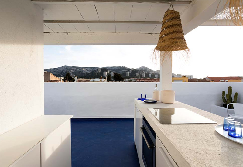 La cuisine extérieure installée sur la terrasse-toit de cette maison à Marseille La cuisine extérieure installée sur la terrasse-toit de cette maison à Marseille