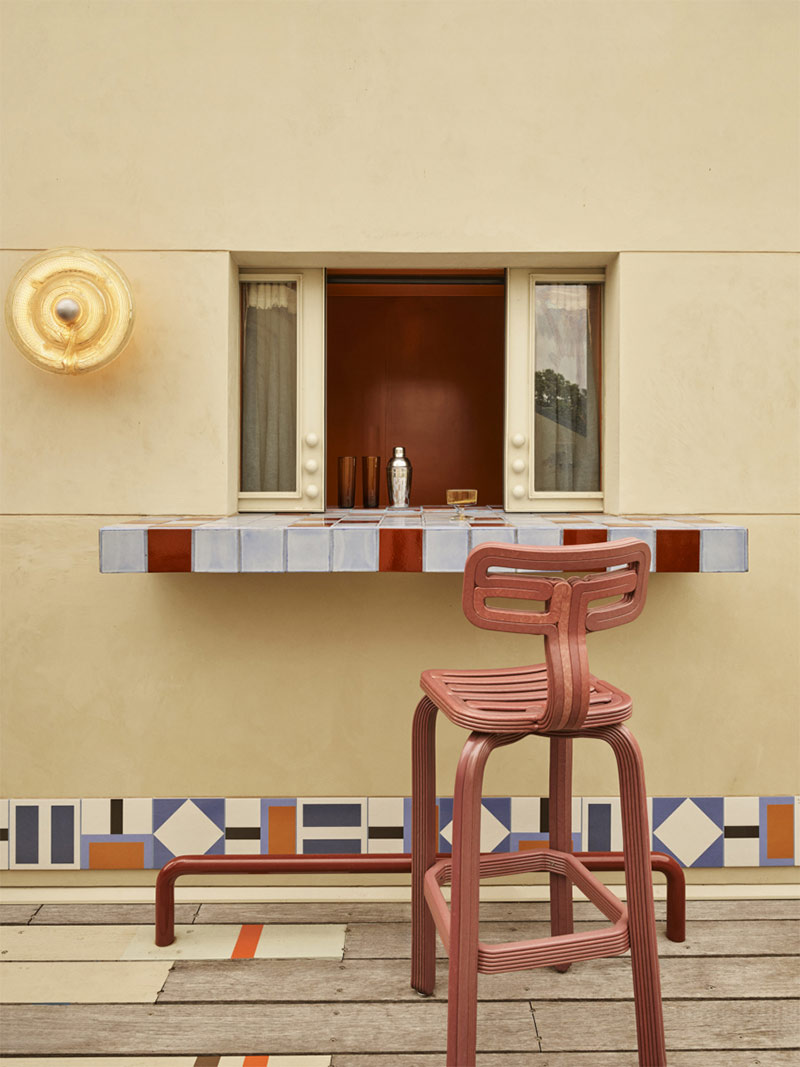 Petit comptoir donnant sur la cuisine, aménagée avec du carrelage coloré et graphique Petit comptoir donnant sur la cuisine, aménagée avec du carrelage coloré et graphique