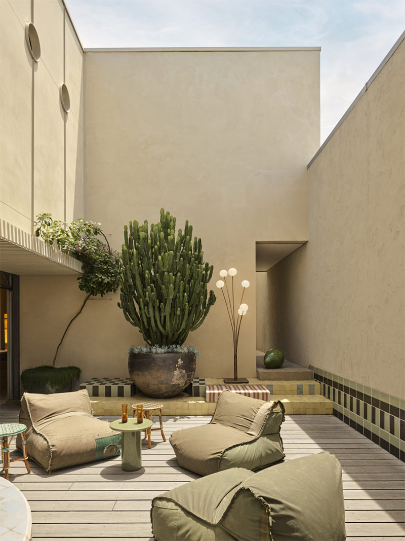 Une terrasse dont le style est inspiré par le désert Une terrasse dont le style est inspiré par le désert entre couleurs sable et kaki, mobilier design et cactus géant
