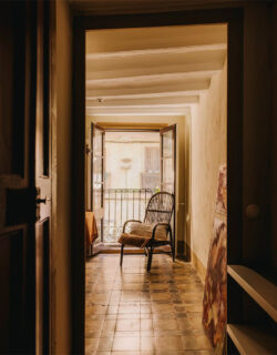 appartement-dans-le-quartier-El-Born-Barcelone_vue-du-couloir-vers-la-cuisine