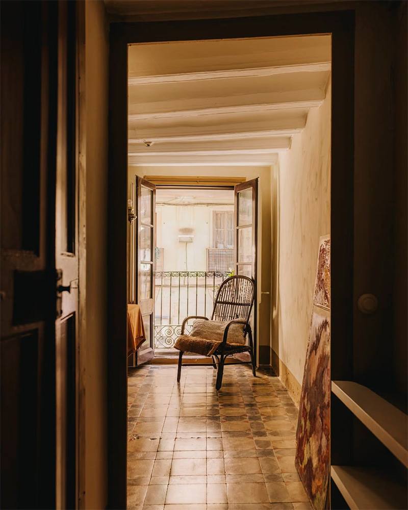 appartement-dans-le-quartier-El-Born-Barcelone_vue-du-couloir-vers-la-cuisine