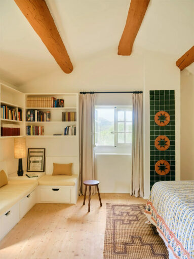 La bonne idée dans cette chambre : la bibliothèque banquette, dans l'angle La bonne idée dans cette chambre : la bibliothèque banquette, dans l'angle