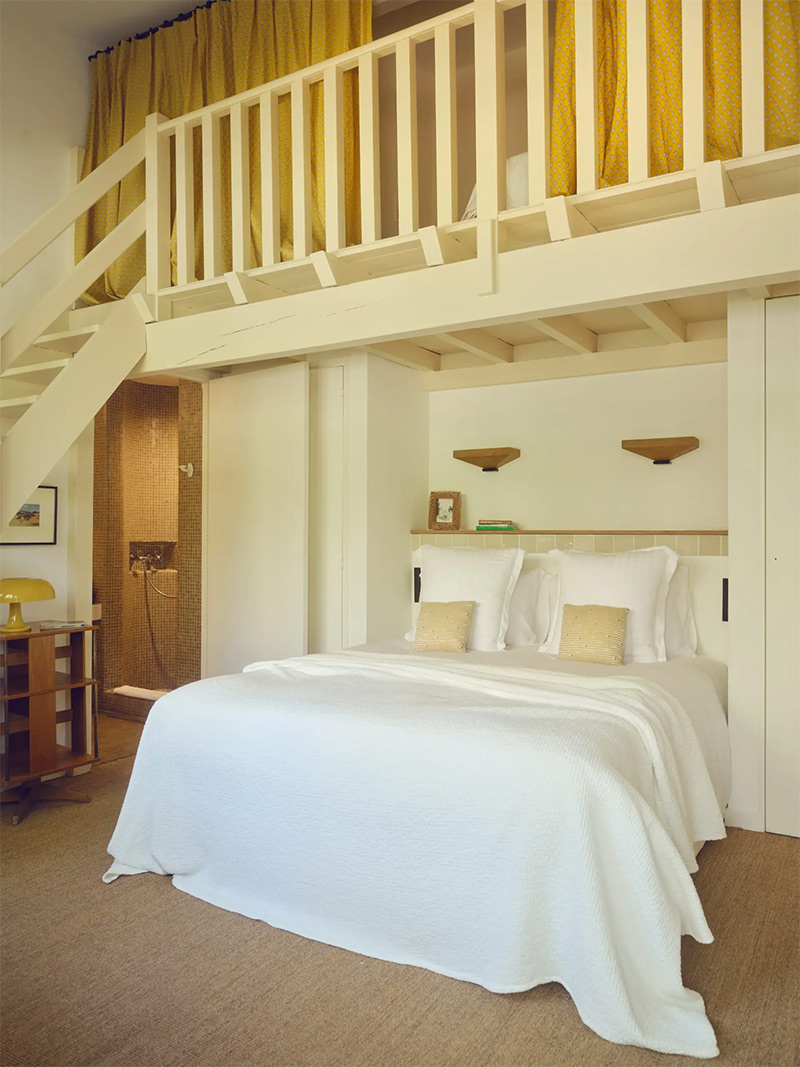 La chambre sous les combles, avec sa mezzanine La chambre sous les combles, avec sa mezzanine