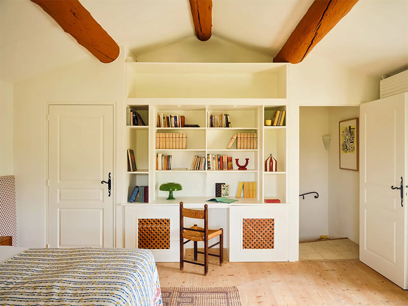 Poutres peintes en terracotta, bibliothèque fondue dans le mur Poutres peintes en terracotta, bibliothèque fondue dans le mur, tout le charme de la Provence au goût du jour