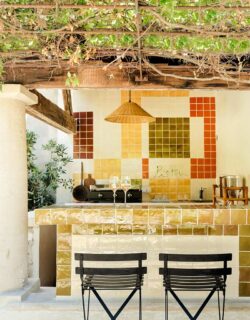 maison-dhotes-Pistou-en-Provence_cuisine-exterieure-aux-murs-carreles-de-couleurs
