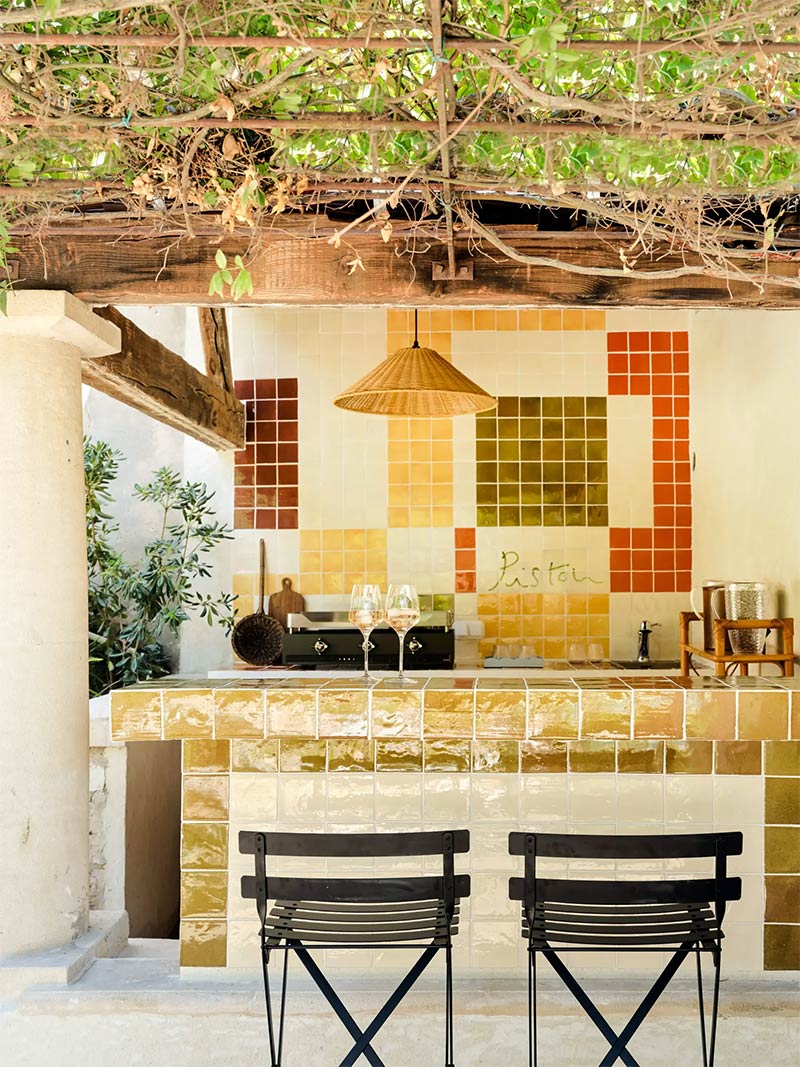 La cuisine extérieure décorée avec des carreaux de faïence de différentes couleurs La cuisine extérieure décorée avec des carreaux de faïence de différentes couleurs