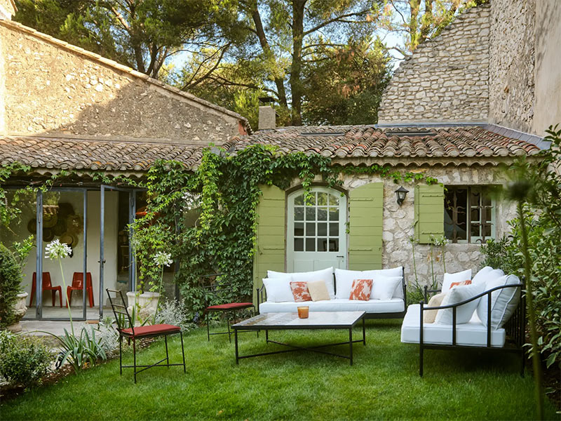Le salon extérieur, installé sur la pelouse devant la maison Le salon extérieur, installé sur la pelouse devant la maison