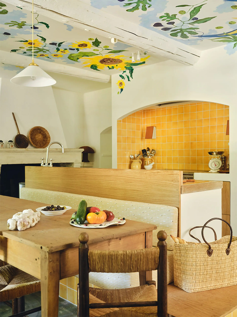 La cuisine dans un pur style provençal, pimpée par de la faïence jaune La cuisine dans un pur style provençal, pimpée par de la faïence jaune et une fresque au plafond de tournesols